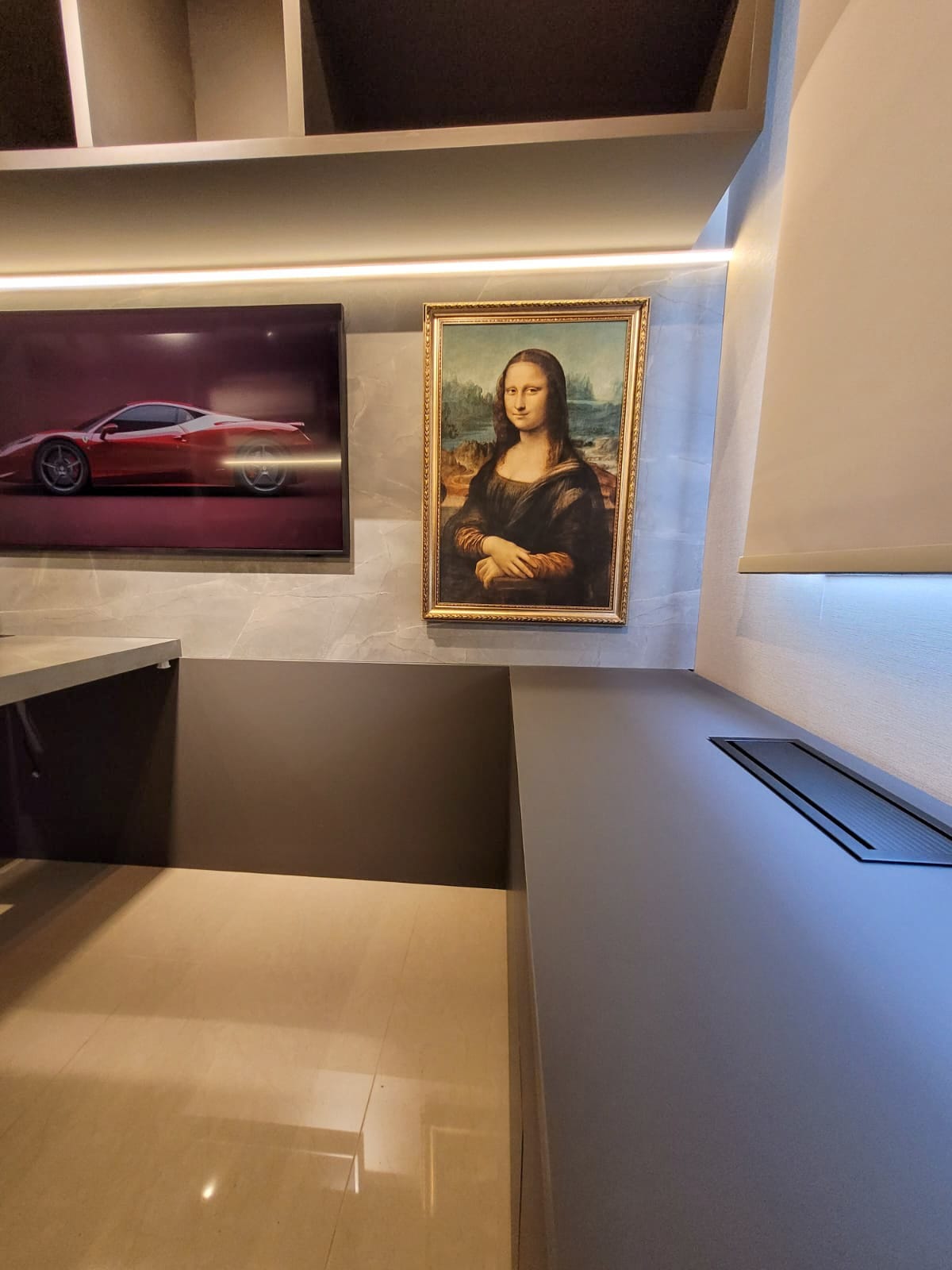Mesa de escritório com backsplash de mármore e TV